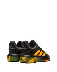 schwarze und orange Sportschuhe von adidas