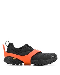 schwarze und orange Sportschuhe von Roa