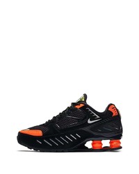 schwarze und orange Sportschuhe von Nike