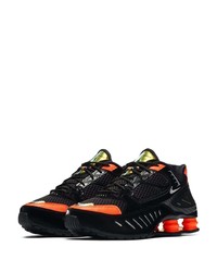 schwarze und orange Sportschuhe von Nike