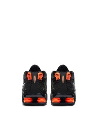 schwarze und orange Sportschuhe von Nike