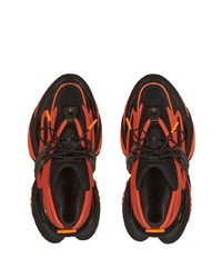 schwarze und orange Sportschuhe von Balmain