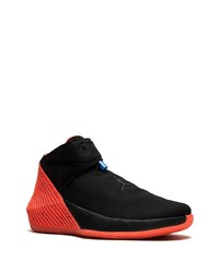 schwarze und orange Sportschuhe von Jordan