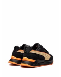 schwarze und orange Sportschuhe von Puma