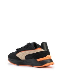 schwarze und orange Sportschuhe von Puma
