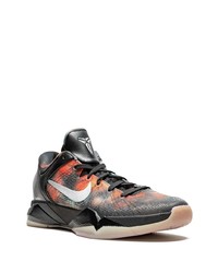 schwarze und orange Sportschuhe von Nike