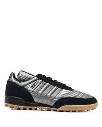 schwarze und silberne Sportschuhe von adidas by Craig Green