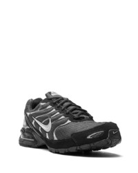 schwarze und silberne Sportschuhe von Nike