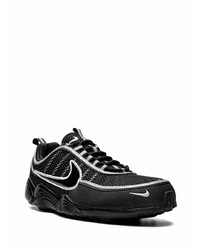 schwarze und silberne Sportschuhe von Nike