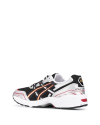 schwarze und silberne Sportschuhe von Asics