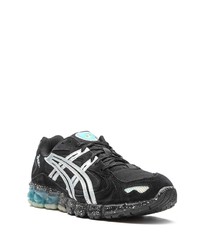 schwarze und silberne Sportschuhe von Asics