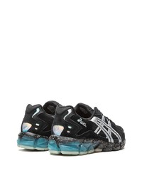 schwarze und silberne Sportschuhe von Asics