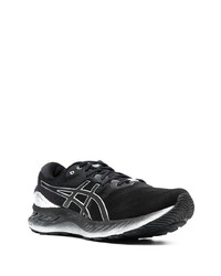 schwarze und silberne Sportschuhe von Asics