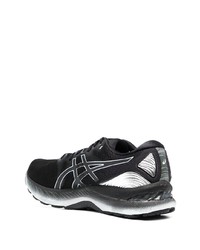 schwarze und silberne Sportschuhe von Asics