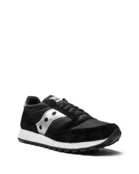 schwarze und silberne Sportschuhe von Saucony