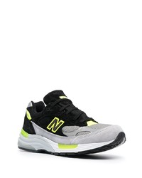 schwarze und silberne Sportschuhe von New Balance