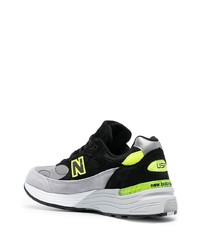 schwarze und silberne Sportschuhe von New Balance