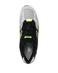 schwarze und silberne Sportschuhe von New Balance