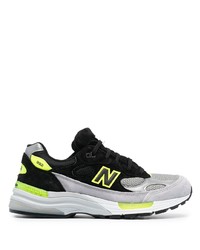 schwarze und silberne Sportschuhe von New Balance