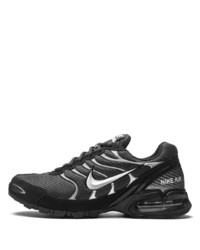 schwarze und silberne Sportschuhe von Nike