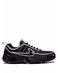 schwarze und silberne Sportschuhe von Nike