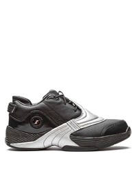 schwarze und silberne Sportschuhe von Reebok