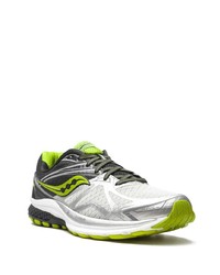 schwarze und silberne Sportschuhe von Saucony