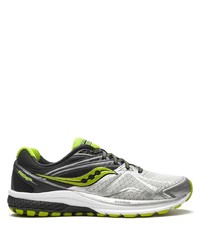 schwarze und silberne Sportschuhe von Saucony