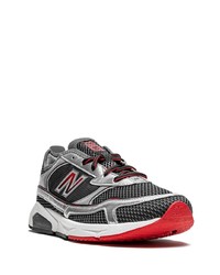 schwarze und silberne Sportschuhe von New Balance