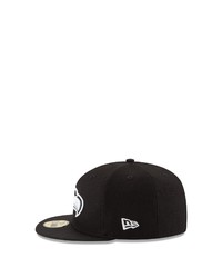 schwarze und weiße bedruckte Baseballkappe von New Era