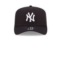 schwarze und weiße bedruckte Baseballkappe von New Era