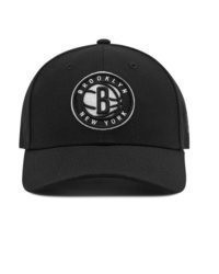 schwarze und weiße bedruckte Baseballkappe von New Era
