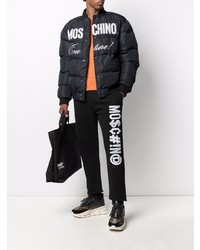 schwarze und weiße bedruckte Daunenjacke von Moschino