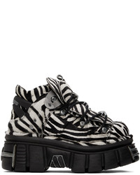 schwarze und weiße bedruckte Gummi hohe Sneakers von Vetements