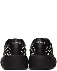 schwarze und weiße bedruckte Leder niedrige Sneakers von Versace