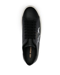 schwarze und weiße bedruckte Leder niedrige Sneakers von Axel Arigato