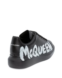 schwarze und weiße bedruckte Leder niedrige Sneakers von Alexander McQueen