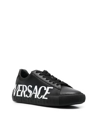 schwarze und weiße bedruckte Leder niedrige Sneakers von Versace