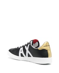 schwarze und weiße bedruckte Leder niedrige Sneakers von Armani Exchange