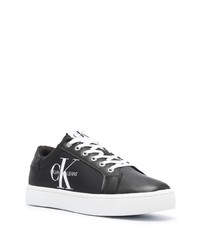 schwarze und weiße bedruckte Leder niedrige Sneakers von Calvin Klein