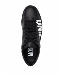 schwarze und weiße bedruckte Leder niedrige Sneakers von Moschino