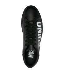 schwarze und weiße bedruckte Leder niedrige Sneakers von Moschino