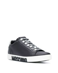 schwarze und weiße bedruckte Leder niedrige Sneakers von Moschino