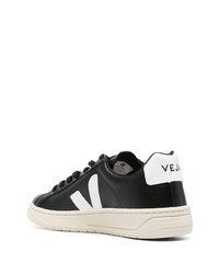 schwarze und weiße bedruckte Leder niedrige Sneakers von Veja