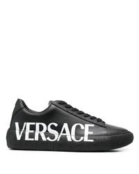 schwarze und weiße bedruckte Leder niedrige Sneakers von Versace