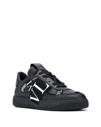 schwarze und weiße bedruckte Leder niedrige Sneakers von Valentino Garavani