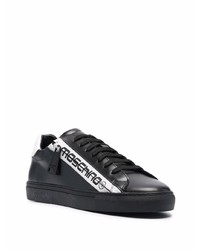 schwarze und weiße bedruckte Leder niedrige Sneakers von Moschino