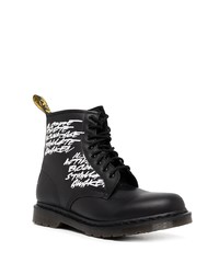 schwarze und weiße bedruckte Lederfreizeitstiefel von Dr. Martens