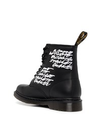 schwarze und weiße bedruckte Lederfreizeitstiefel von Dr. Martens