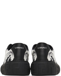 schwarze und weiße bedruckte Segeltuch niedrige Sneakers von Versace